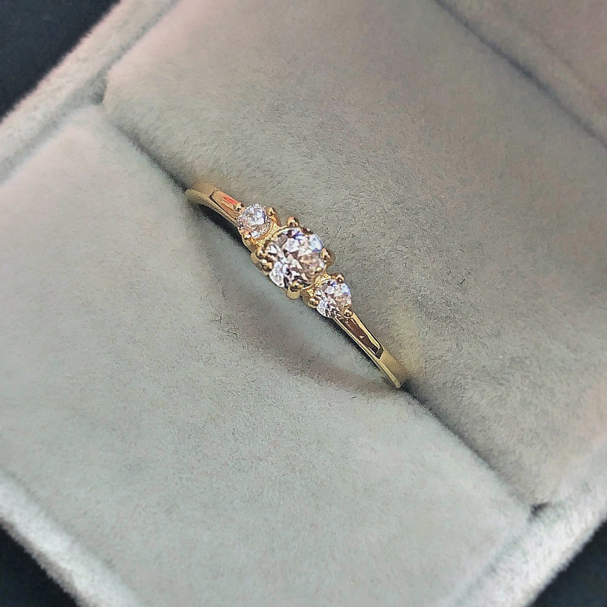 🌈 Ring mit mehrfarbigen Zirkonia-Steinen in Goldoptik