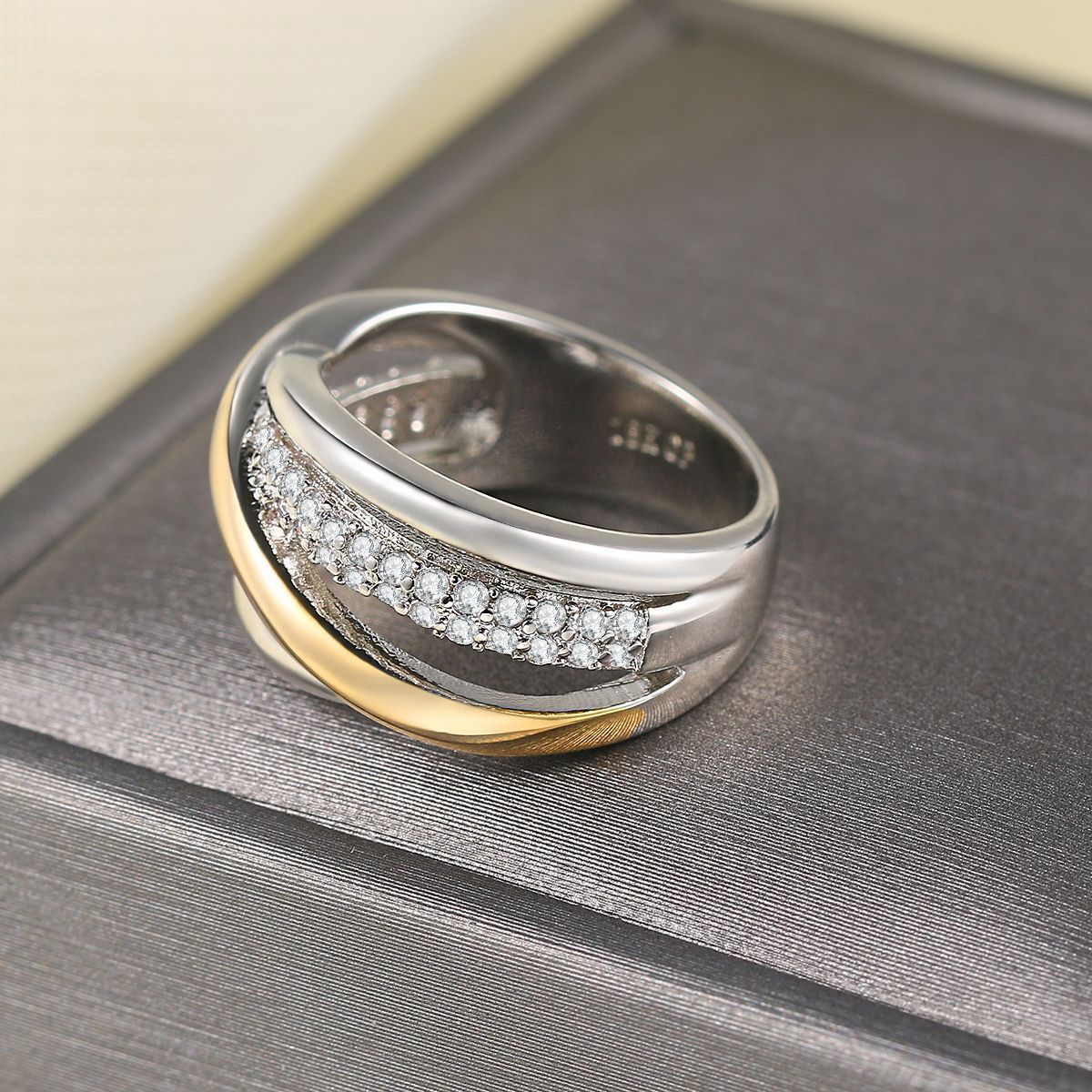 💫 Bicolor Ring mit Zirkonia & Glamour-Faktor