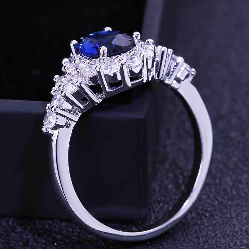 SAPPHIRE NIGHT - Ring mit tiefblauem Stein