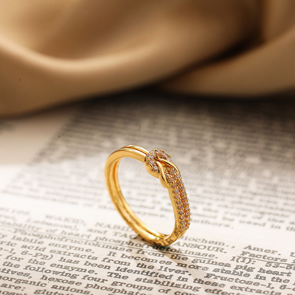 Moderner Knotenring mit feinem Zirkonia-Inlay