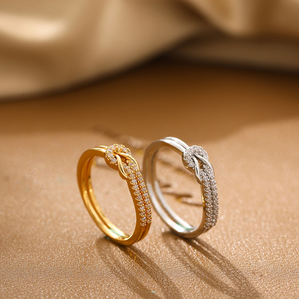 Moderner Knotenring mit feinem Zirkonia-Inlay