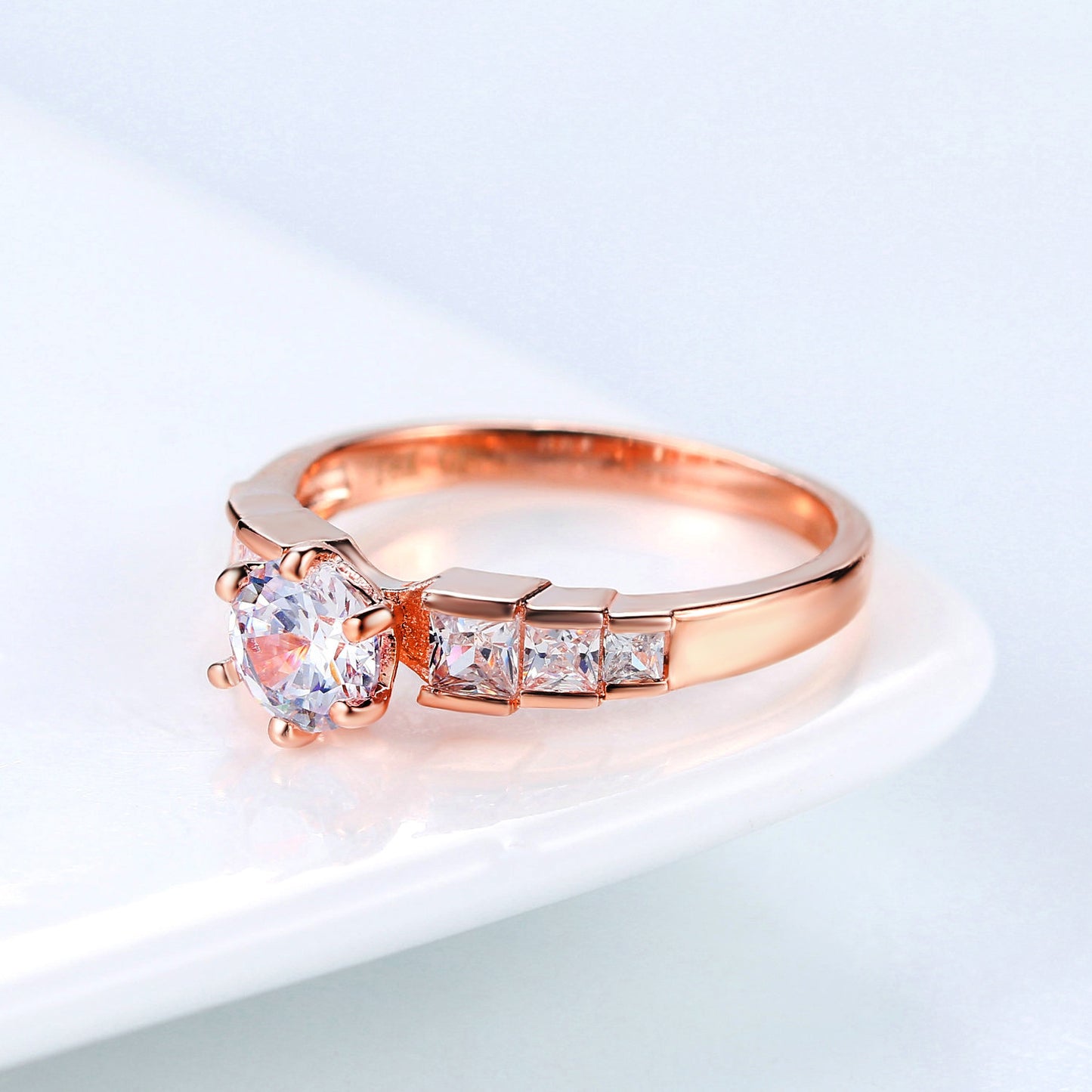 Rosé-Goldring mit geometrischem Stein