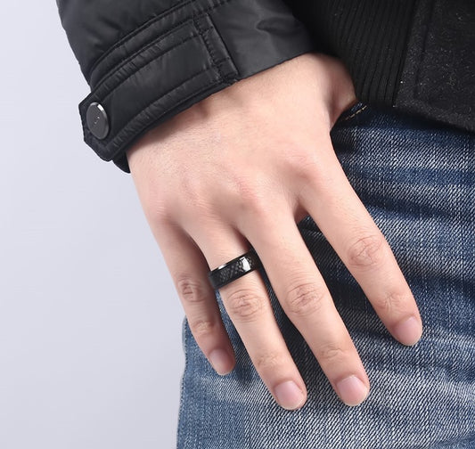 ⬛ Titan trifft Carbon-Herrenring mit schwarzer Carbon