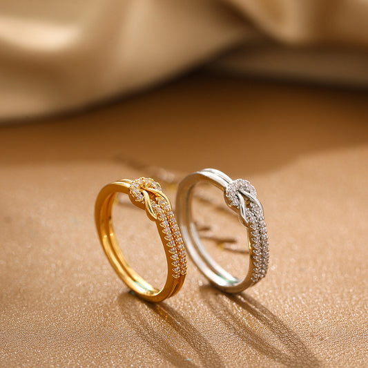 Moderner Knotenring mit feinem Zirkonia-Inlay